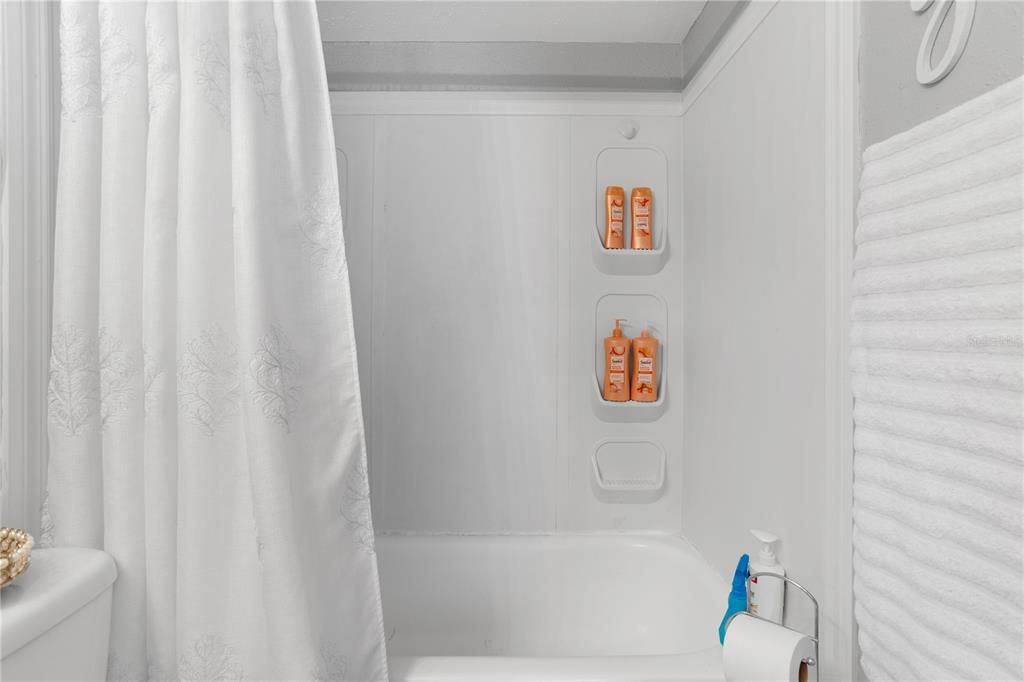 Active With Contract: $134,000 (2 beds, 2 baths, 984 Square Feet)