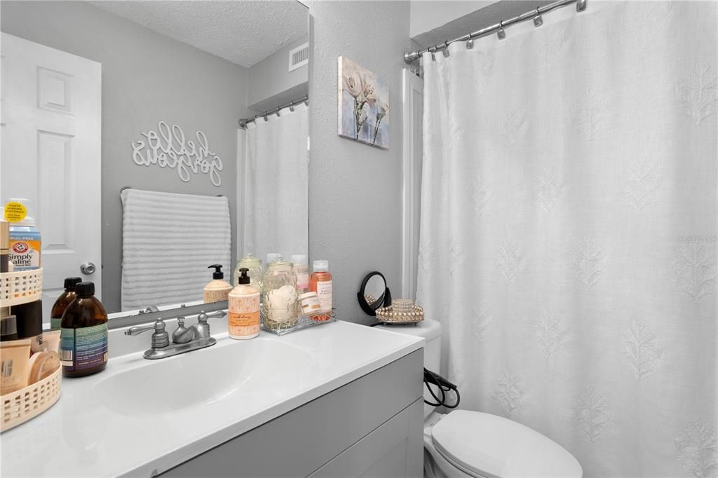 Active With Contract: $134,000 (2 beds, 2 baths, 984 Square Feet)