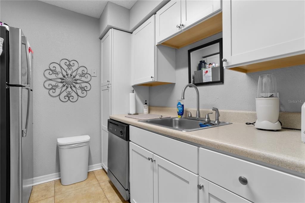 Active With Contract: $134,000 (2 beds, 2 baths, 984 Square Feet)