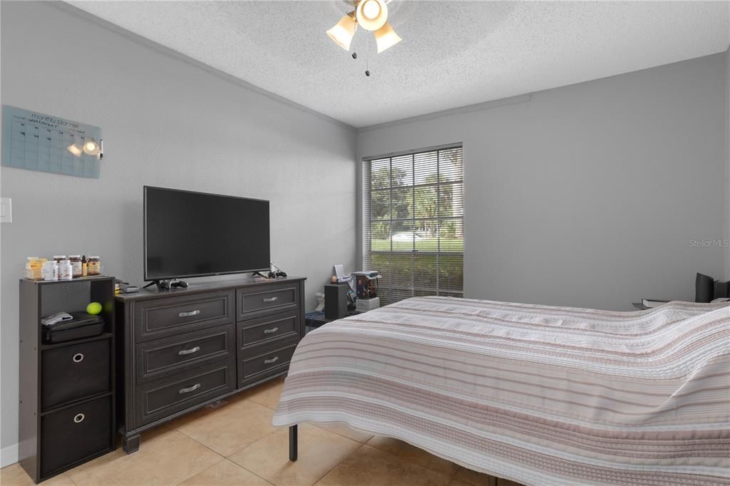 Active With Contract: $134,000 (2 beds, 2 baths, 984 Square Feet)