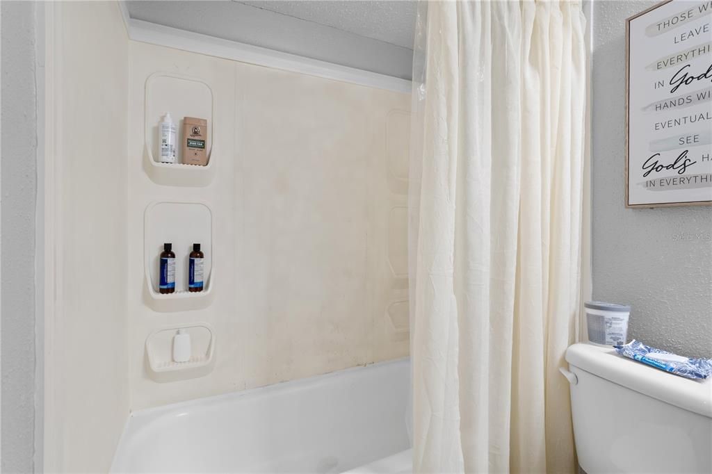 Active With Contract: $134,000 (2 beds, 2 baths, 984 Square Feet)