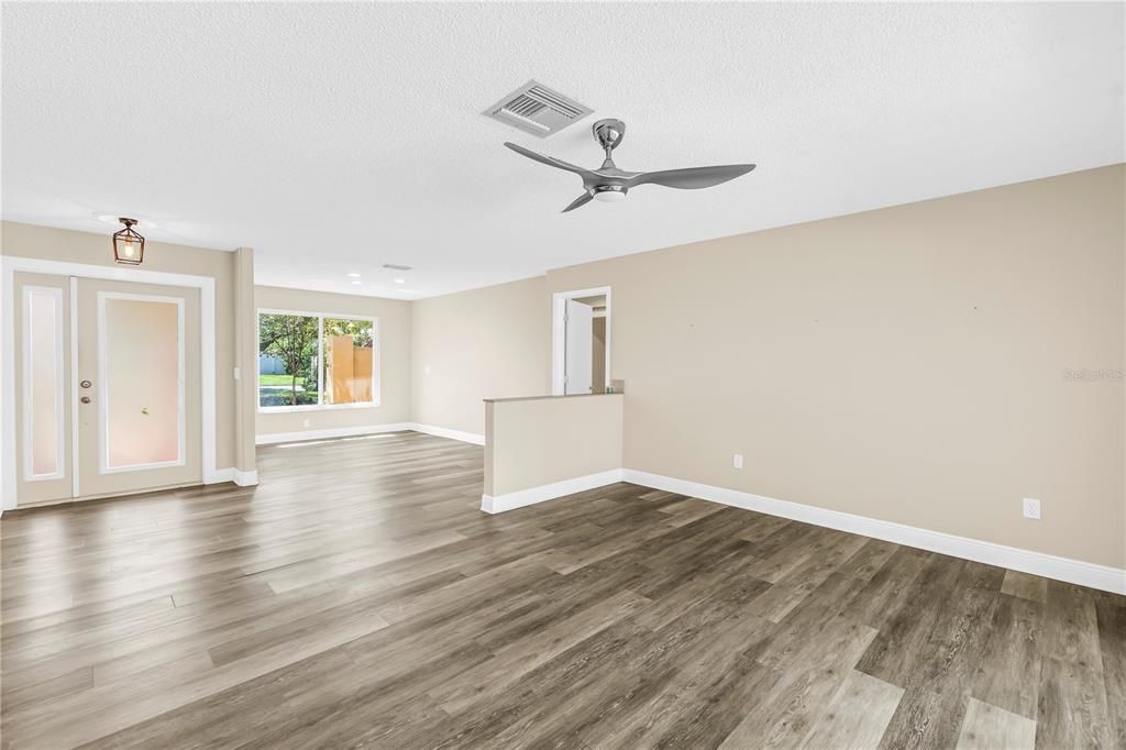 合同活跃: $499,000 (3 贝兹, 2 浴室, 1900 平方英尺)