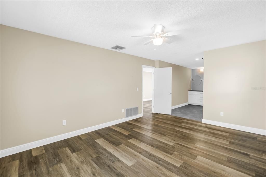 合同活跃: $499,000 (3 贝兹, 2 浴室, 1900 平方英尺)