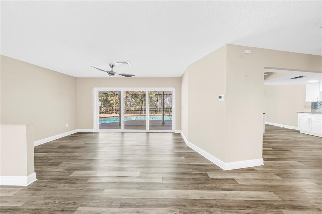 合同活跃: $499,000 (3 贝兹, 2 浴室, 1900 平方英尺)