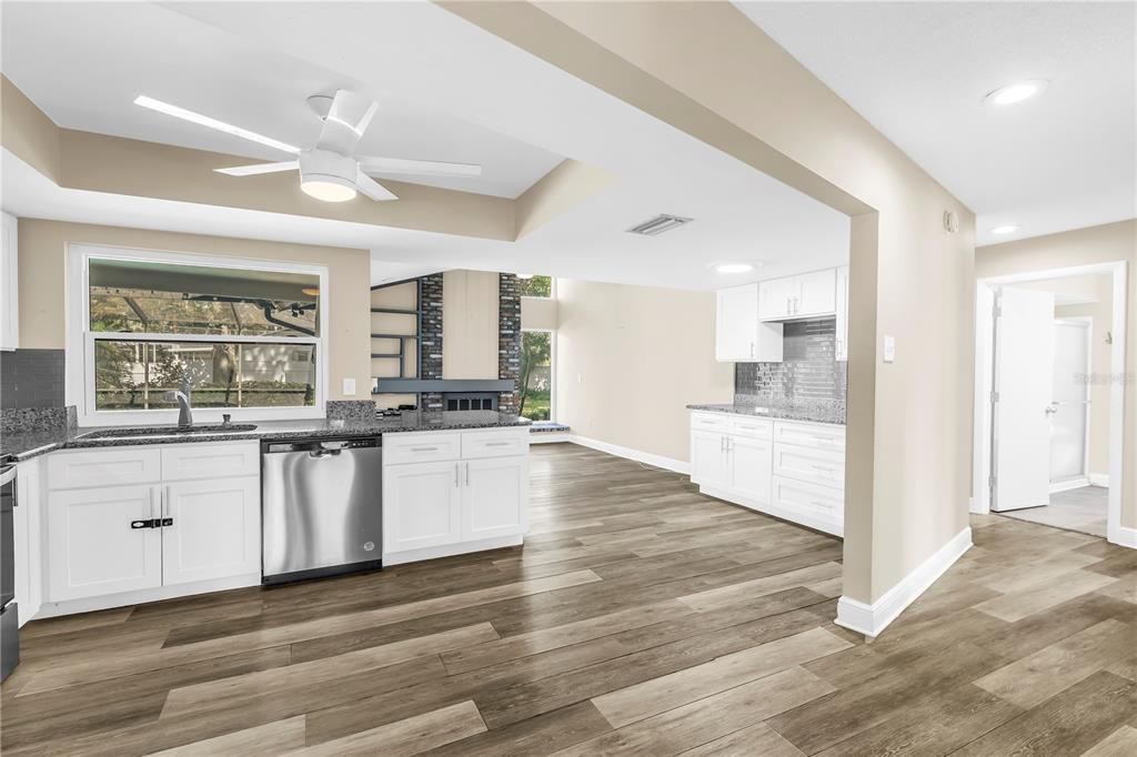 合同活跃: $499,000 (3 贝兹, 2 浴室, 1900 平方英尺)