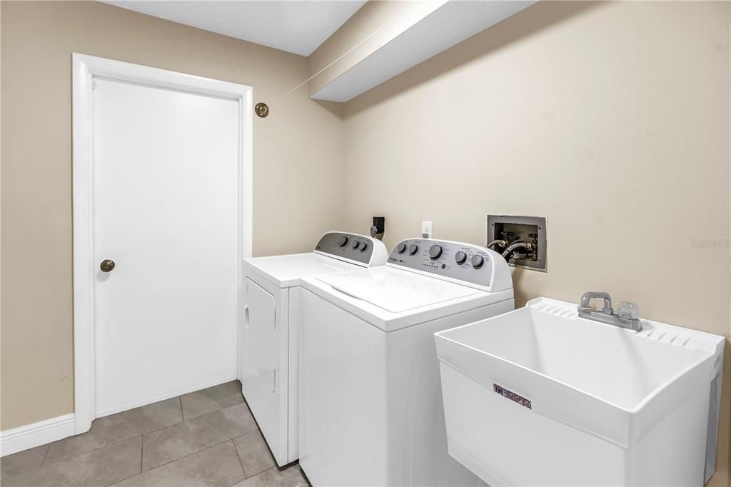 合同活跃: $499,000 (3 贝兹, 2 浴室, 1900 平方英尺)