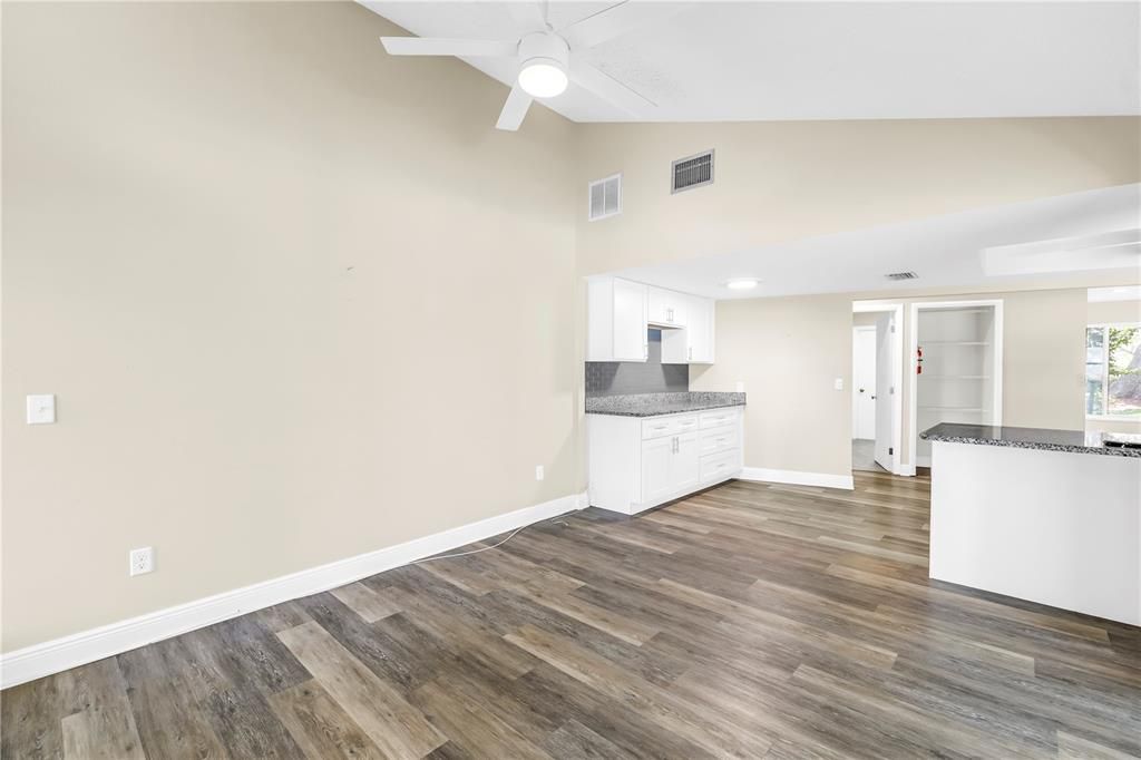 合同活跃: $499,000 (3 贝兹, 2 浴室, 1900 平方英尺)