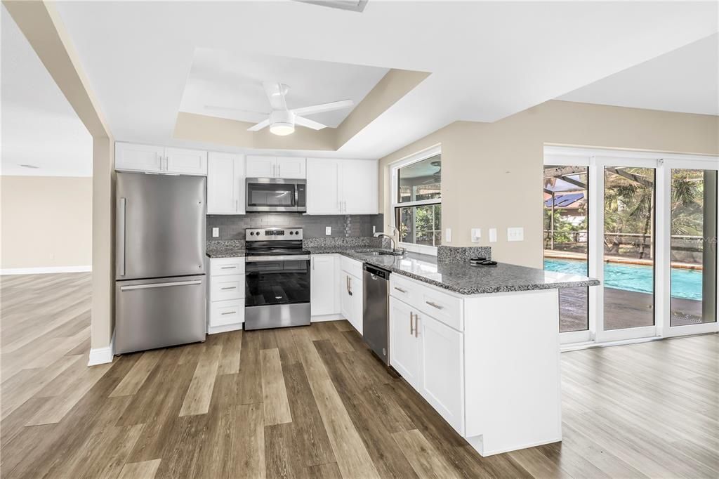 合同活跃: $499,000 (3 贝兹, 2 浴室, 1900 平方英尺)