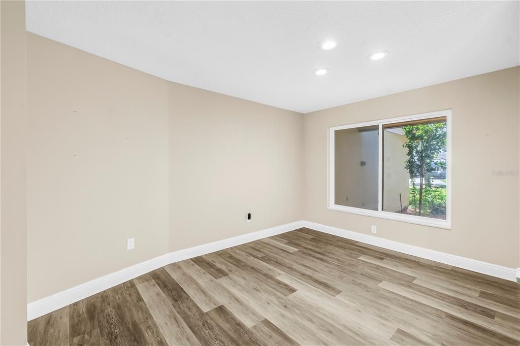 合同活跃: $499,000 (3 贝兹, 2 浴室, 1900 平方英尺)