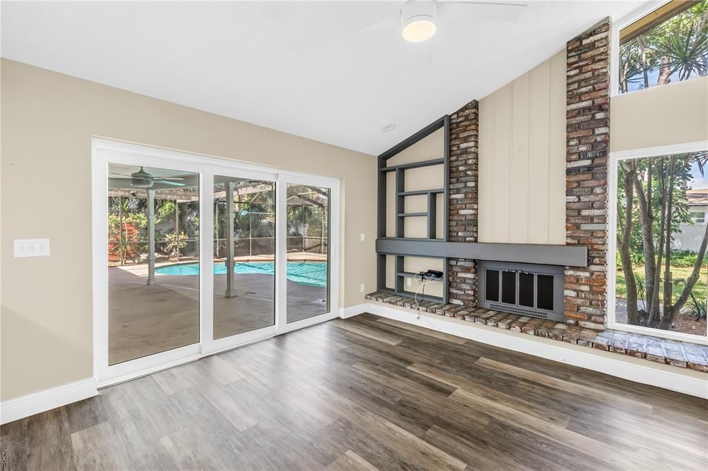 合同活跃: $499,000 (3 贝兹, 2 浴室, 1900 平方英尺)