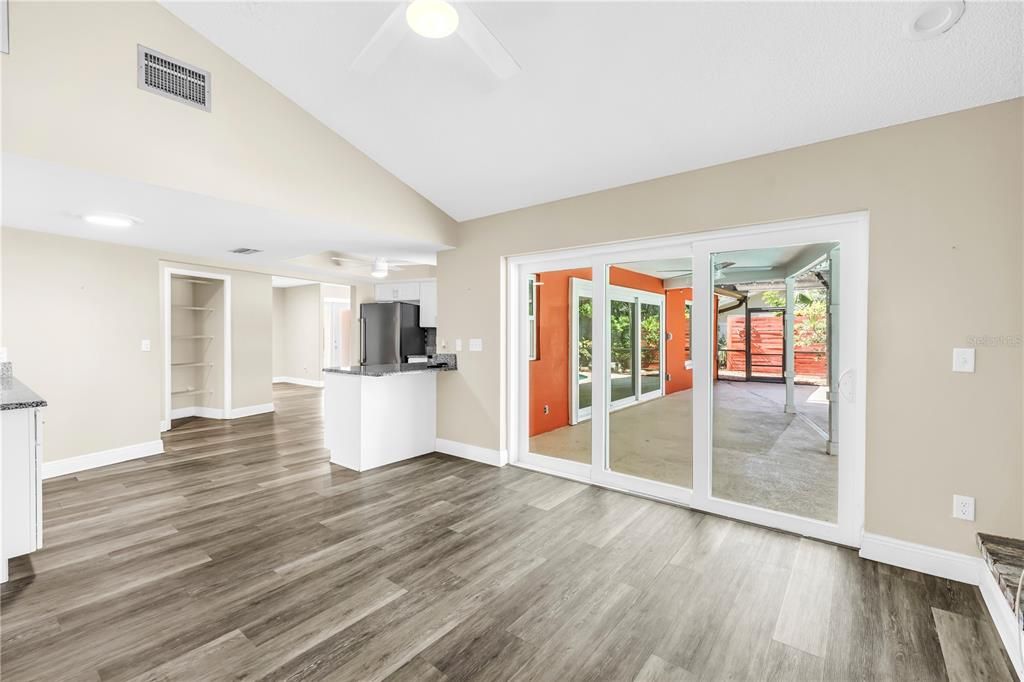 合同活跃: $499,000 (3 贝兹, 2 浴室, 1900 平方英尺)