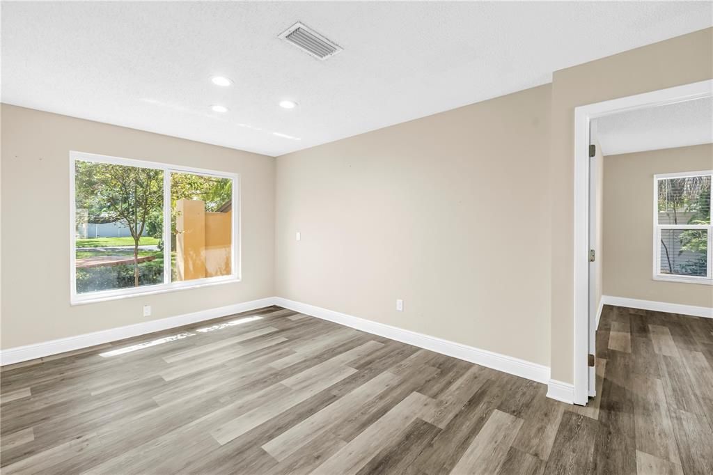 合同活跃: $499,000 (3 贝兹, 2 浴室, 1900 平方英尺)