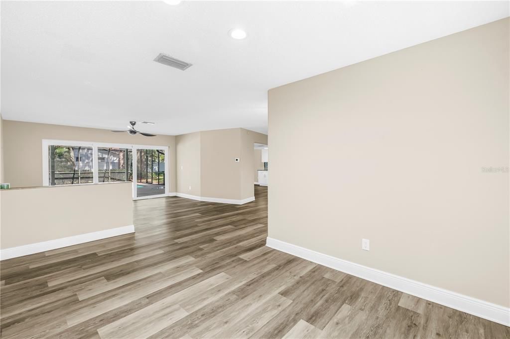 合同活跃: $499,000 (3 贝兹, 2 浴室, 1900 平方英尺)