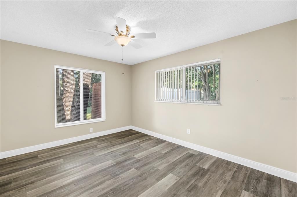 合同活跃: $499,000 (3 贝兹, 2 浴室, 1900 平方英尺)