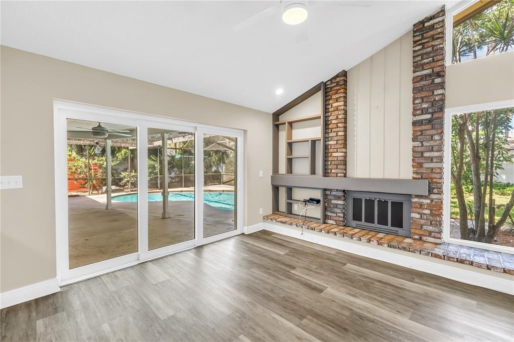 合同活跃: $499,000 (3 贝兹, 2 浴室, 1900 平方英尺)