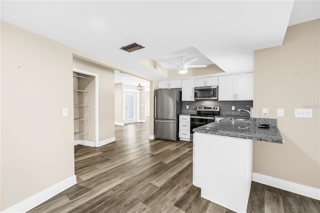 合同活跃: $499,000 (3 贝兹, 2 浴室, 1900 平方英尺)