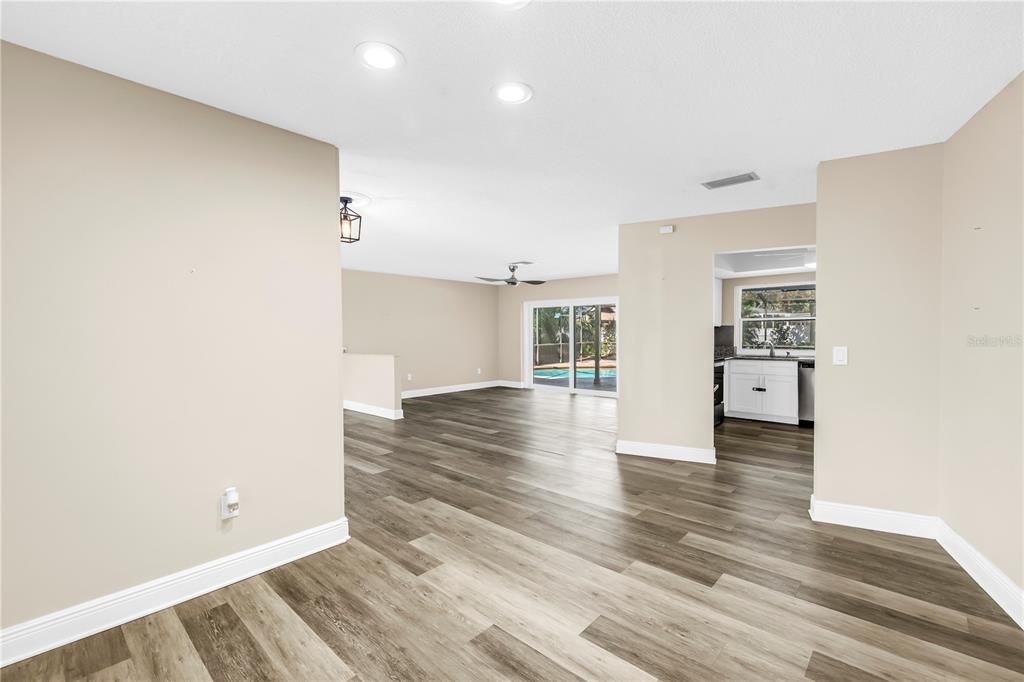 合同活跃: $499,000 (3 贝兹, 2 浴室, 1900 平方英尺)