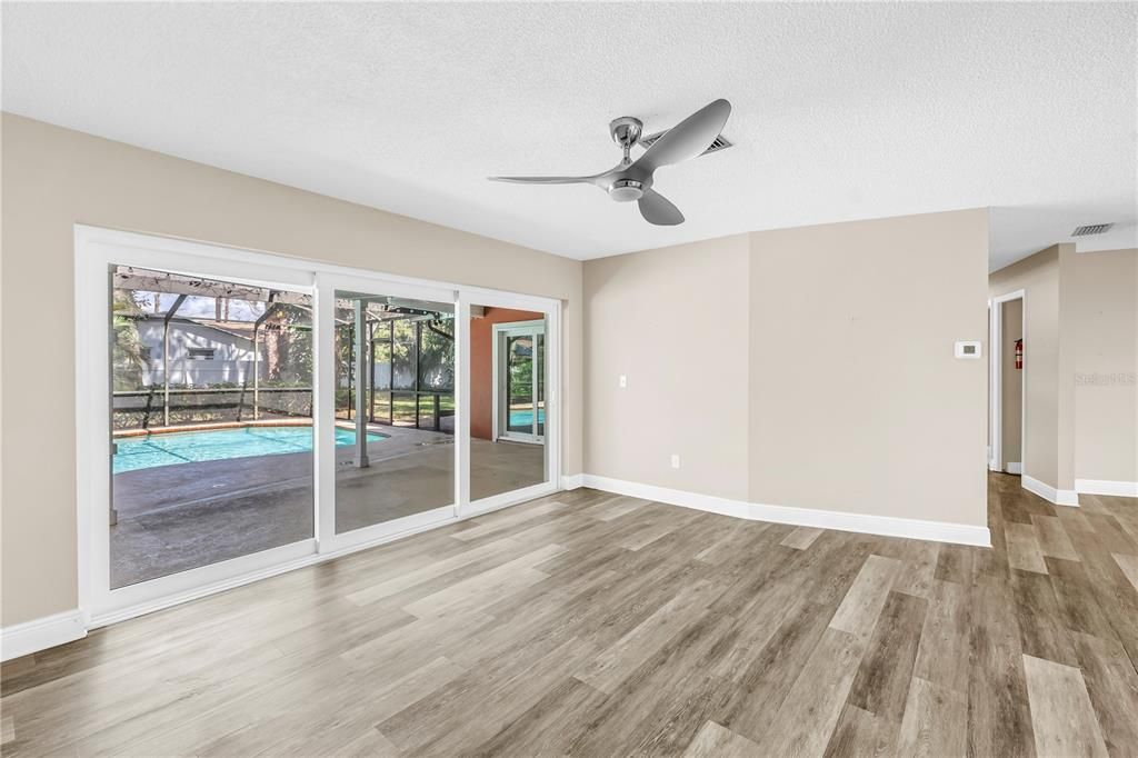 合同活跃: $499,000 (3 贝兹, 2 浴室, 1900 平方英尺)