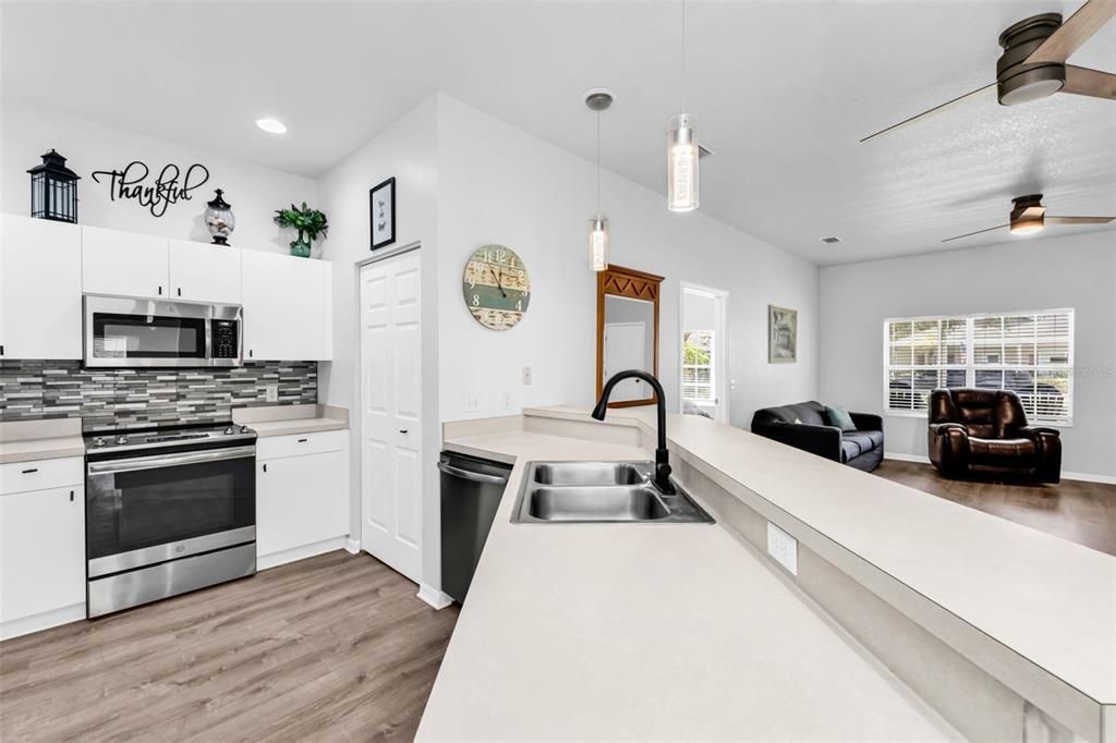 Active With Contract: $1,850 (2 beds, 2 baths, 1190 Square Feet)