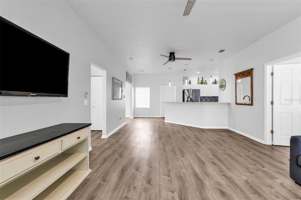 Active With Contract: $1,850 (2 beds, 2 baths, 1190 Square Feet)