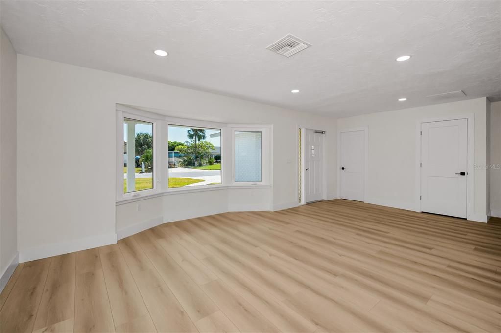 出租: $5,250 (2 贝兹, 2 浴室, 1570 平方英尺)