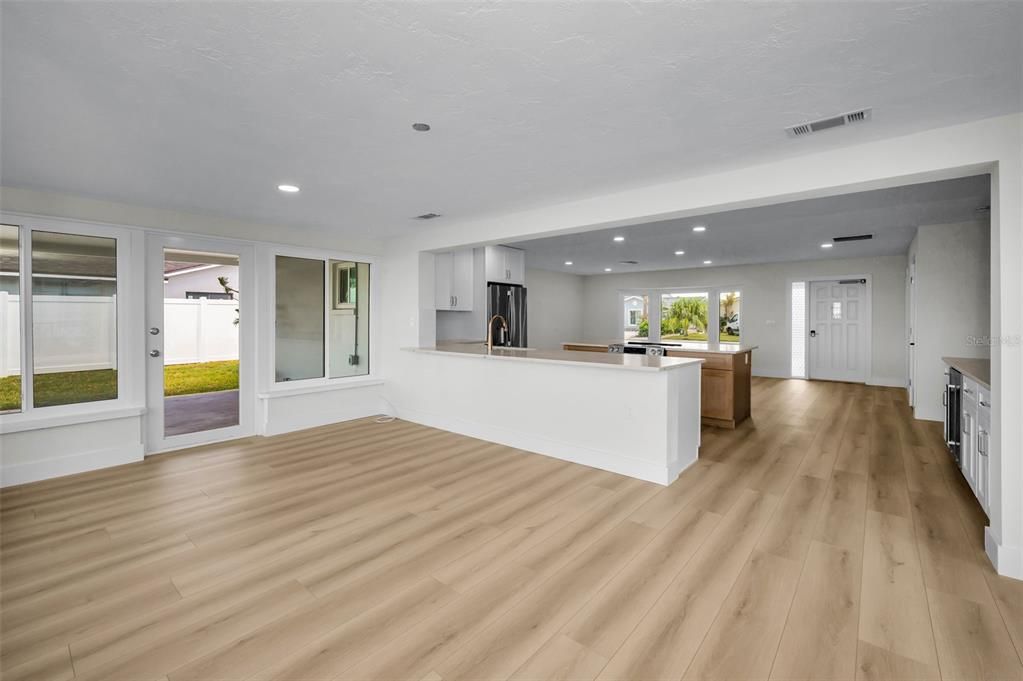 出租: $5,250 (2 贝兹, 2 浴室, 1570 平方英尺)