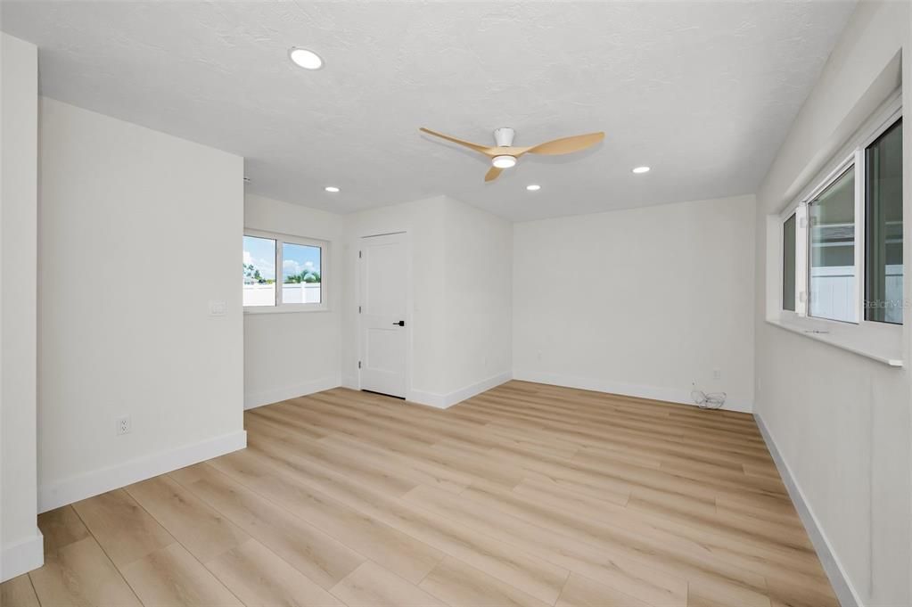 出租: $5,250 (2 贝兹, 2 浴室, 1570 平方英尺)