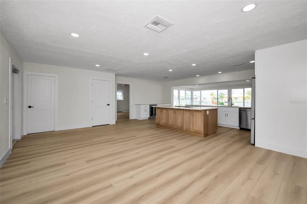 出租: $5,250 (2 贝兹, 2 浴室, 1570 平方英尺)