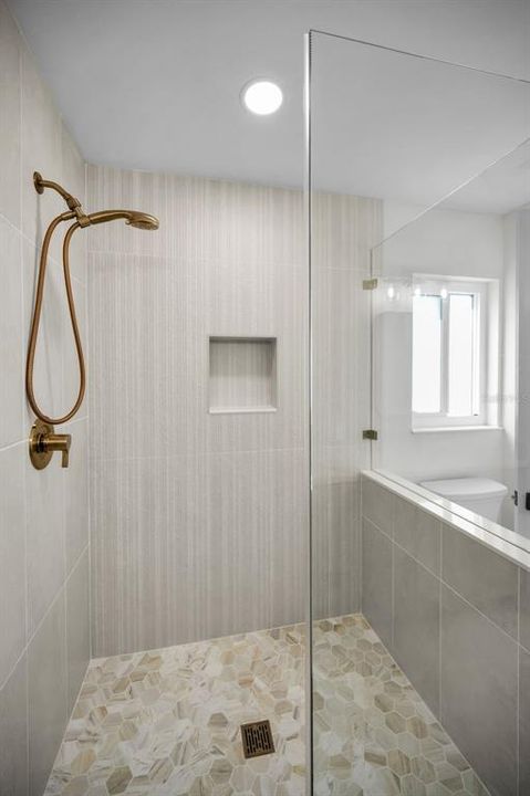 出租: $5,250 (2 贝兹, 2 浴室, 1570 平方英尺)