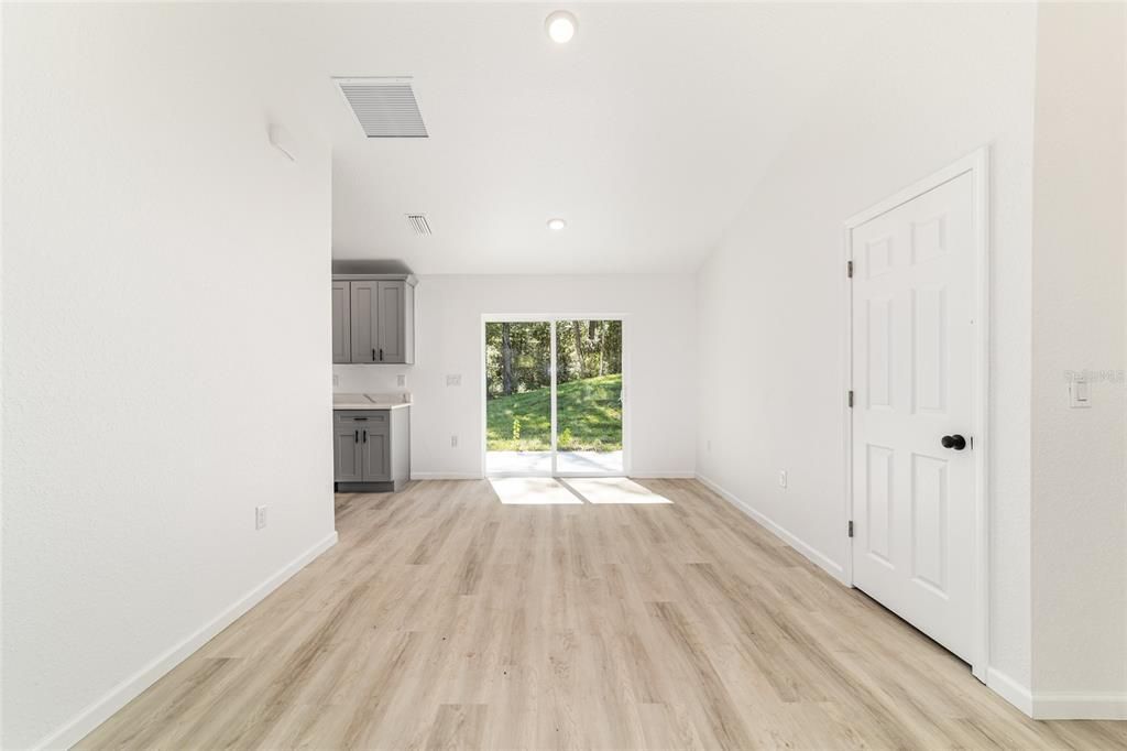 For Sale: $215,000 (3 beds, 2 baths, 1157 Square Feet)