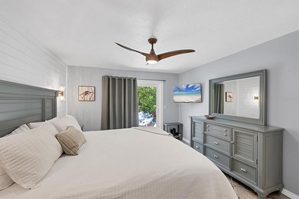 For Sale: $995,000 (2 beds, 2 baths, 975 Square Feet)