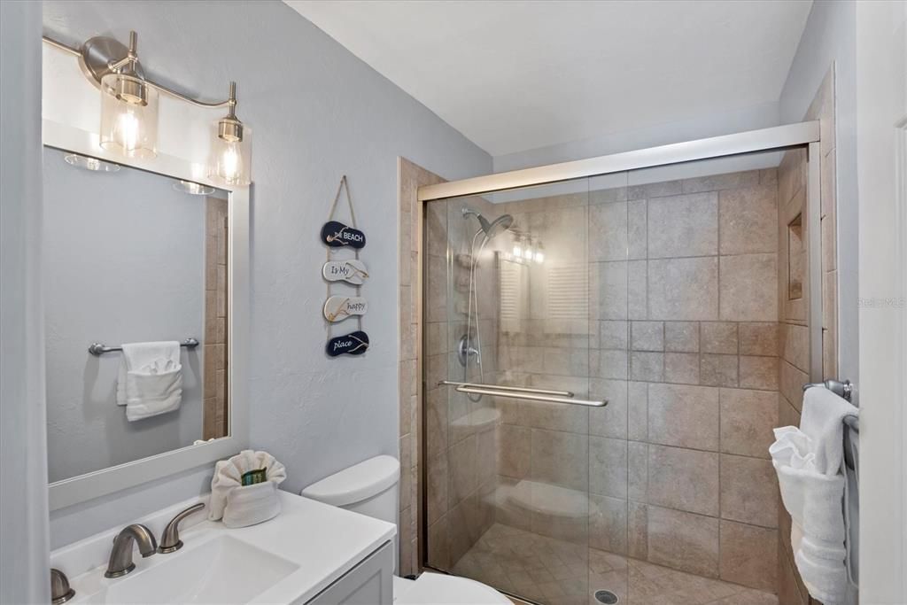 For Sale: $995,000 (2 beds, 2 baths, 975 Square Feet)