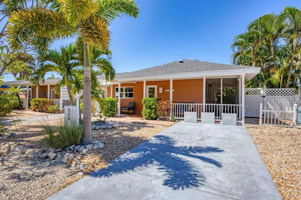 For Sale: $995,000 (2 beds, 2 baths, 975 Square Feet)