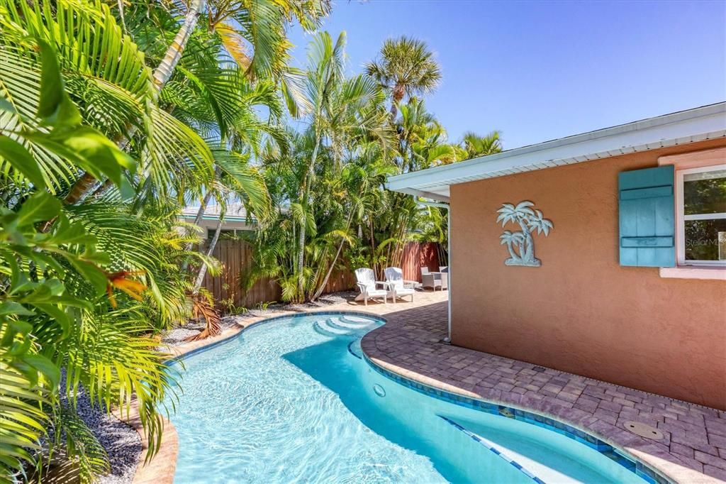 For Sale: $995,000 (2 beds, 2 baths, 975 Square Feet)