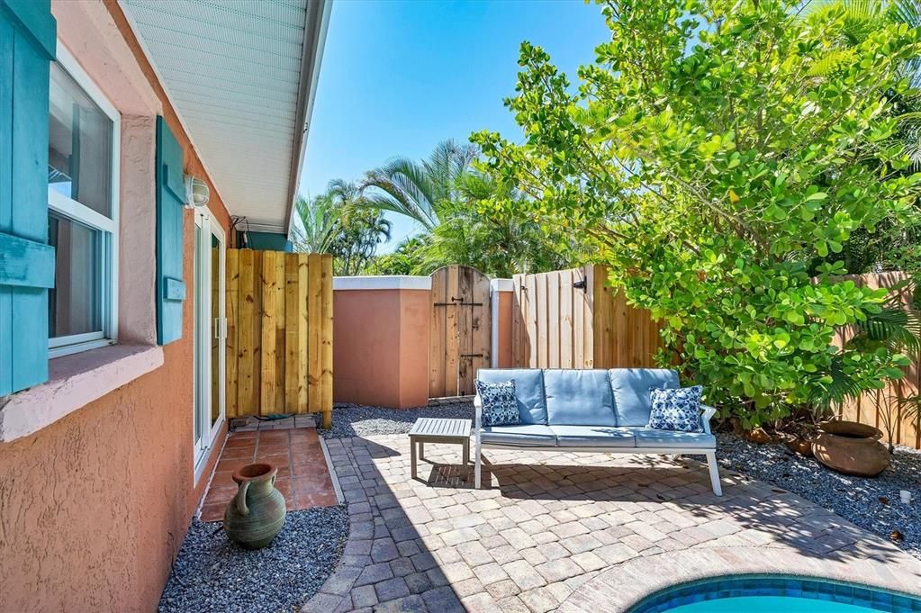 For Sale: $995,000 (2 beds, 2 baths, 975 Square Feet)