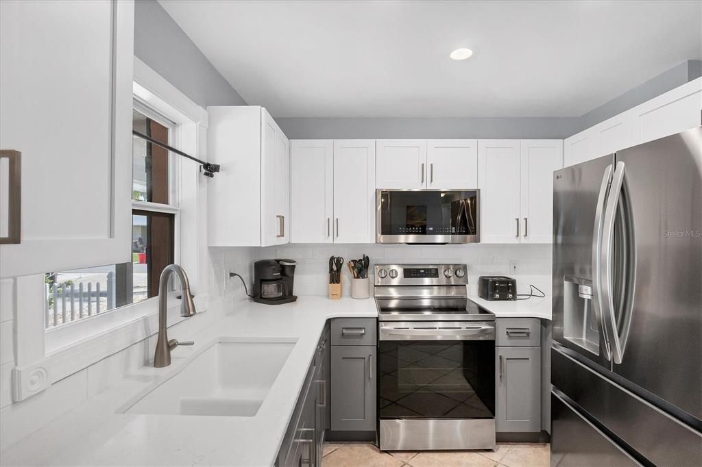 For Sale: $995,000 (2 beds, 2 baths, 975 Square Feet)