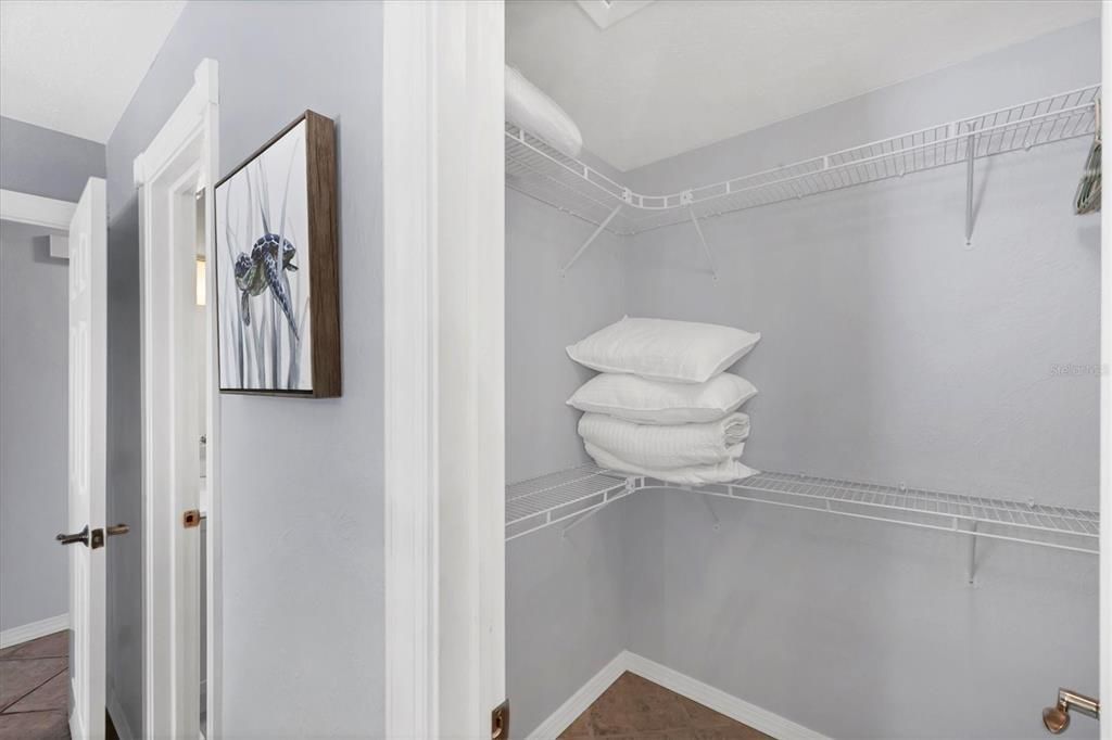 For Sale: $995,000 (2 beds, 2 baths, 975 Square Feet)