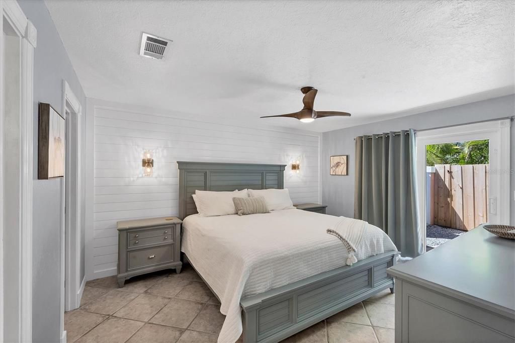 For Sale: $995,000 (2 beds, 2 baths, 975 Square Feet)