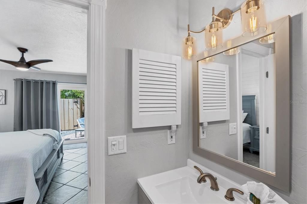 For Sale: $995,000 (2 beds, 2 baths, 975 Square Feet)