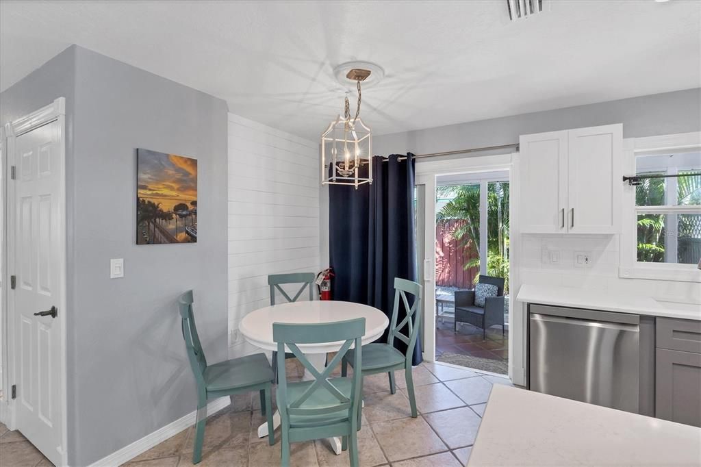 For Sale: $995,000 (2 beds, 2 baths, 975 Square Feet)