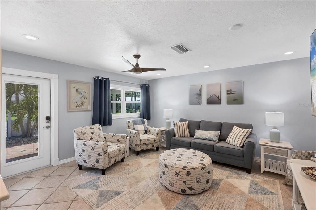 For Sale: $995,000 (2 beds, 2 baths, 975 Square Feet)