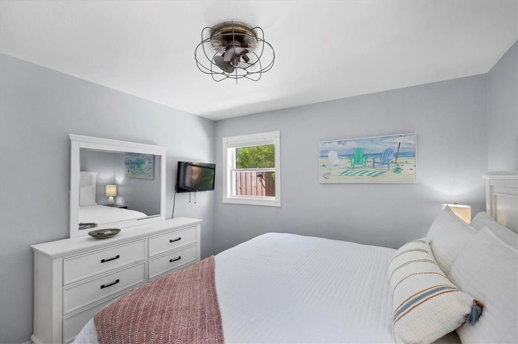 For Sale: $995,000 (2 beds, 2 baths, 975 Square Feet)