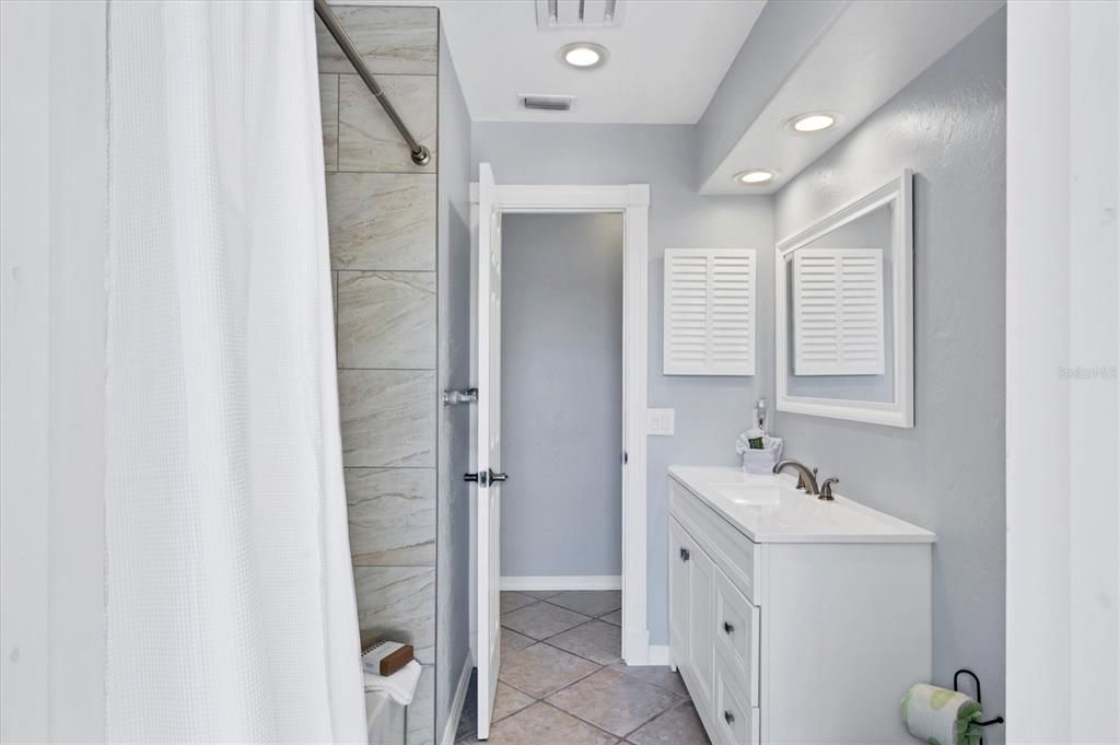 For Sale: $995,000 (2 beds, 2 baths, 975 Square Feet)