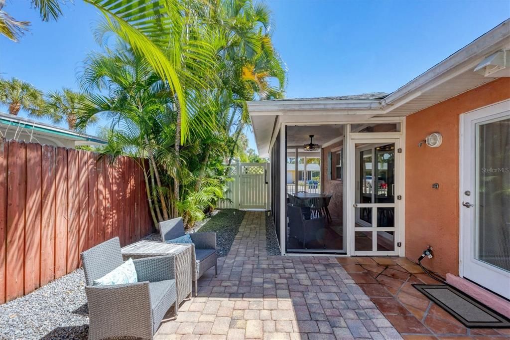 For Sale: $995,000 (2 beds, 2 baths, 975 Square Feet)