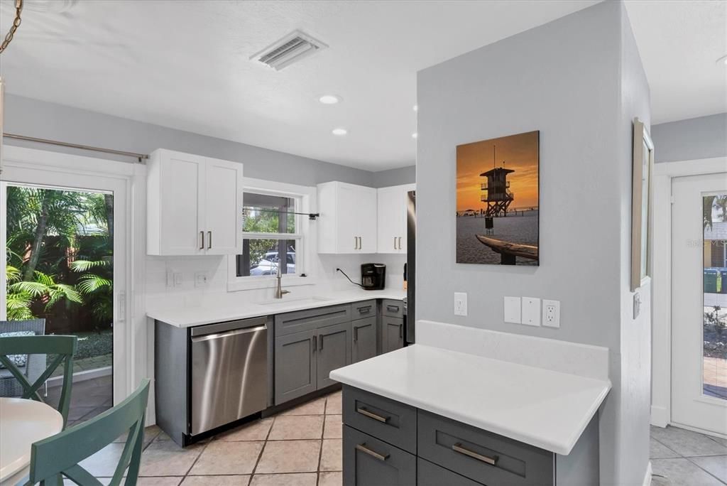 For Sale: $995,000 (2 beds, 2 baths, 975 Square Feet)