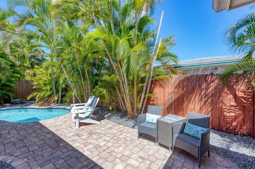 For Sale: $995,000 (2 beds, 2 baths, 975 Square Feet)