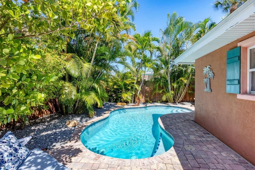 For Sale: $995,000 (2 beds, 2 baths, 975 Square Feet)