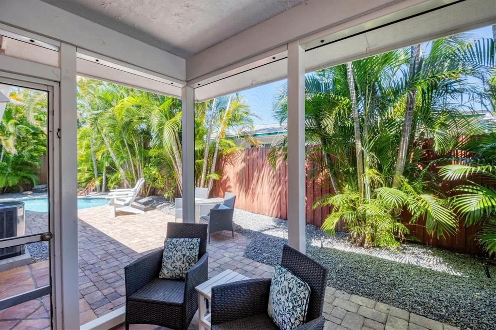 For Sale: $995,000 (2 beds, 2 baths, 975 Square Feet)