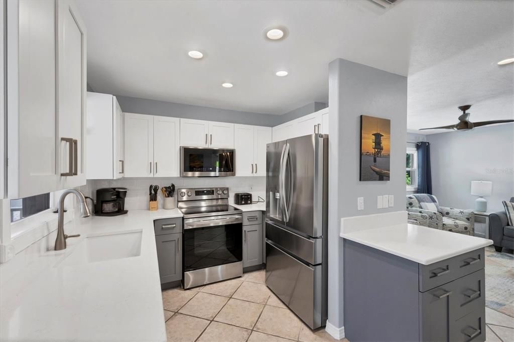 For Sale: $995,000 (2 beds, 2 baths, 975 Square Feet)