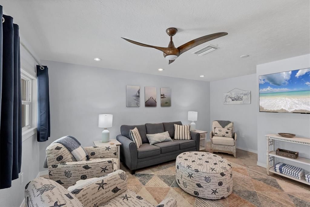 For Sale: $995,000 (2 beds, 2 baths, 975 Square Feet)